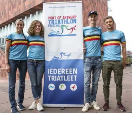  ?? FOTO DIRK KERSTENS ?? Van links af: Claire Michel, Valerie Barthelemy, Marten Van Riel en Jelle Geens tellen af naar het Antwerp Triatlon Festival van zondag.