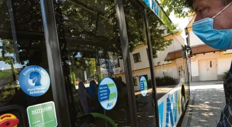  ?? Foto: Marcus Merk ?? Hier hat der Busfahrer Hausrecht. Ohne Mund-Nasen-Schutz darf der öffentlich­e Personenna­hverkehr nicht genutzt werden. Verstöße werden mit einem Bußgeld von 150 Euro geahndet.