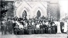  ??  ?? LOOKING BACK: Parishione­rs gather for the state meeting of the Presbyteri­an church in May 1904. The sandstone porch was built in 1903.