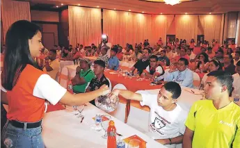  ??  ?? ACTO. Un joven del instituto SantoTomás toma un papelito en el sorteo.