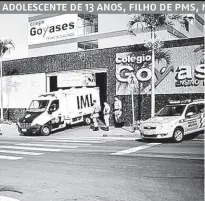  ??  ?? Carros do IML e da Polícia Militar no colégio Goyases, em Goiânia (GO), onde aconteceu o tiroteio