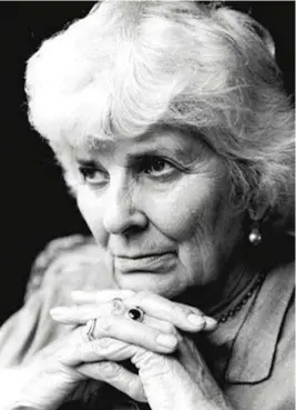 ??  ?? La scrittrice Elizabeth iane Howard, nata a Londra nel 1923 e scomparsa nel 2014. La sua saga dei Cazalet ha venduto milioni di copie.