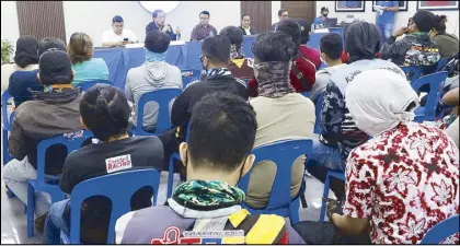  ?? EDD GUMBAN ?? Manila Rep. Joel Chua speaks during a consultati­on meeting with motorcycle taxi riders at the lawmaker’s office in Quiapo, Manila yesterday.