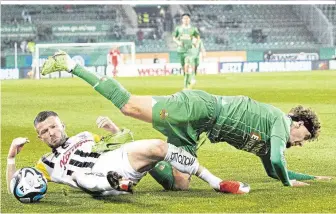  ?? ?? Hart umkämpft: Berisha grätschte mit dem LASK zu einem Punkt gegen Lang (r.) und Rapid