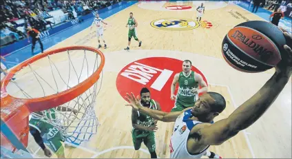  ?? FOTO: EFE ?? Anthony Randolph se dispone a machacar en una acción del primer tiempo de partido de Madrid.