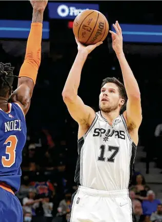  ?? Kin Man Hui / Staff photograph­er ?? A toothache bothered Spurs forward Doug Mcdermott for weeks before he got it treated while the team was in Sacramento. The infected crown was one of the strangest “injuries” of his career.