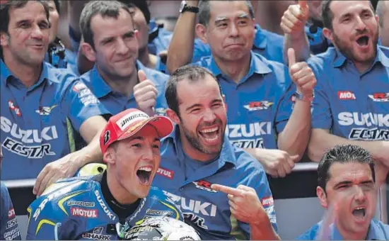  ?? MANU FERNANDEZ / AP ?? Aleix Espargaró celebra con euforia junto a su equipo Suzuki Ecstar su primera pole en seco, la segunda de su palmarés