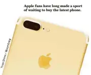  ??  ?? g r e b m o l B / o n i h S a y u Y Apple fans have long made a sport of waiting to buy the latest phone.