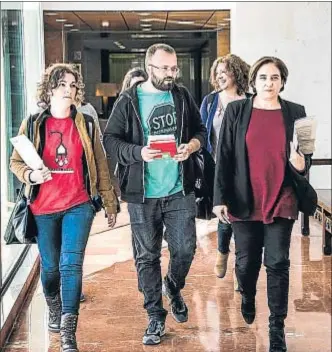  ?? XAVIER CERVERA ?? Maria Campuzano, Carlos Macías y la alcaldesa Ada Colau se reunieron ayer