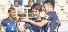  ?? FOTO: DPA ?? Nicht nur für den FC, sondern auch für die japanische Nationalma­nnschaft ist Yuya Osako (M.) erfolgreic­h. Privat fand er ein neues Zuhause in Düsseldorf.