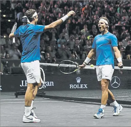  ?? GETTY ?? El final feliz. Nadal grita y Federer le aguarda para el abrazo entre el número 1 y 2 del mundo. Acababan de ganar su primer partido juntos