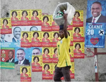  ?? Foto: AFP/Hector Retamal ?? In Haiti mangelt es an vielem, jedoch nicht an Wahlplakat­en zu den Präsidents­chaftswahl­en in Port-au-Prince.