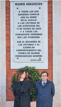  ?? ALBERTO R. ROLDÁN ?? La presidenta de Madrid y el alcalde, ayer en Sol