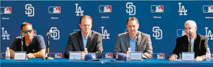  ??  ?? Rodrigo Fernández (segundo de izquierda a derecha), director de MLB México, en la presentaci­ón de la serie Dodgers-Padres