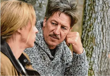  ?? Foto: Jürgen Olczyk, ZDF ?? Anwältin Julia Gerber (Sophie von Kessel) muss sich ihrer schmerzlic­hen Vergangenh­eit stellen: Wurde der Mord an ihrer Schwes ter richtig aufgeklärt? Das will sie auch vom früheren Ermittler Jens Maurer (Tobias Moretti) wissen.