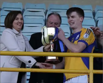  ??  ?? Ian Carty receives the cup from Yvonne Donohoe of Top Oil as Derek Kent (Chairman) looks on.