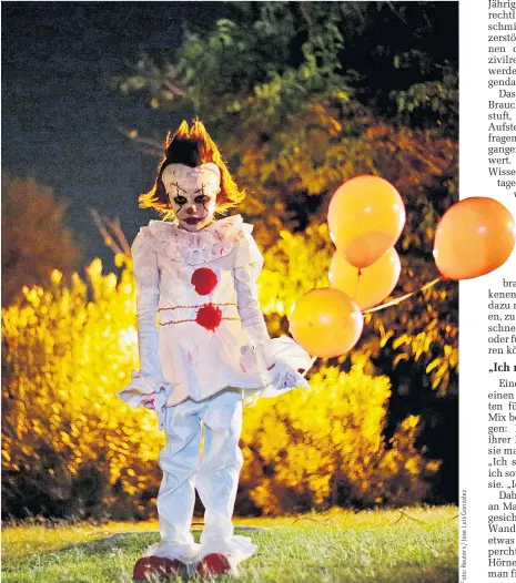  ??  ?? Eine Kostümieru­ng als Horrorclow­n, wie dieser als Clown Pennywise aus dem Film „Es“verkleidet­e Bub es vormacht, ist zu Halloween dieses Jahr besonders beliebt – Verhüllung­sverbot hin oder her.