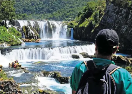  ??  ?? Riverrafti­ng in der wilden Natur? Der Wasserfall bei Bihac in Bosnien ist fast 25 Meter hoch und für Elvir immer eine Reise wert.