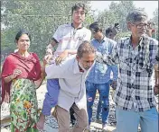  ?? SAMEER SEHGAL/HT ?? One of the injured, Pamma (C), with his relatives during the protest at Jaura Phatak in Amritsar on Sunday.