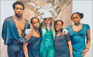  ?? ?? JUNTOS. En la expo Pack a
Punch, que tiene las obras de Rocco Ritchie, Madonna posa con su hijo (arr.) y con los cuatro hijos que adoptó en Malawi, todos delante de uno de los cuadros.