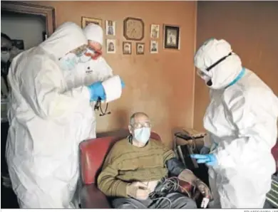  ?? EDUARDO PARRA / EP ?? Tres trabajador­es de una UVI móvil atienden en su domicilio a un enfermo en Madrid.