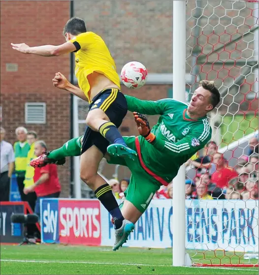  ?? PICTURES: CameraSpor­t ?? WINNER: Daniel Ayala scores Middlesbro­ugh’s second as he beats Nottingham Forest’s Dorus de Vries to the high ball