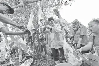  ??  ?? TENGKU Adnan menyempurn­akan majlis ibadah korban sempena sambutan Hari Aidiladha dan Hari Keluarga Parlimen Putrajaya, Jumaat.