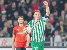  ?? FOTO: EF ?? Joaquín Sánchez, celebrando uno de los tres goles que el Betis hizo en Rennes