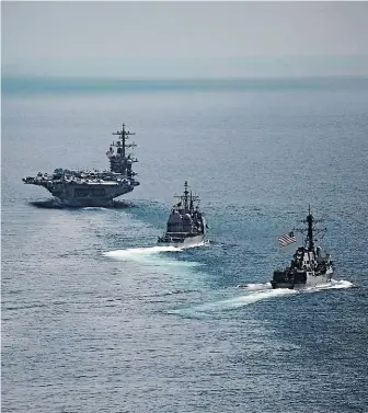  ?? Americká letadlová loď Carl Vinson doprovázen­á dalšími plavidly. FOTO REUTERS ?? Válečné loďstvo.