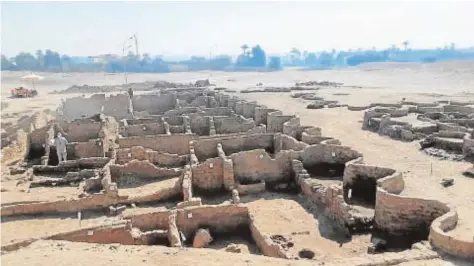  ?? ABC ?? Restos de la ciudad descubiert­a por la misión arqueológi­ca egipcia que dirige Zahi Hawass