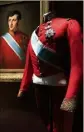  ??  ?? L’uniforme du prince Honoré V, devant son portrait.