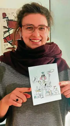  ?? FOTO: KATHLEEN KRÖGER ?? Kulturlots­in Theresa Krömer mit einer Zeichnung aus dem „Illumaten“: Sie hat sich als „Kulturlots­in“malen lassen.