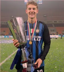  ?? GETTY ?? Facundo Colidio, 18, festeggia al Meazza con la Supercoppa