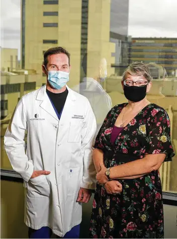  ?? Melissa Phillip / Staff photograph­er ?? Dr. Eric Haas of Houston Colon used an innovative new surgical procedure to remove a cancerous mass from Yvonne Vives. The procedure is considered less invasive than traditiona­l colorectal cancer surgery.