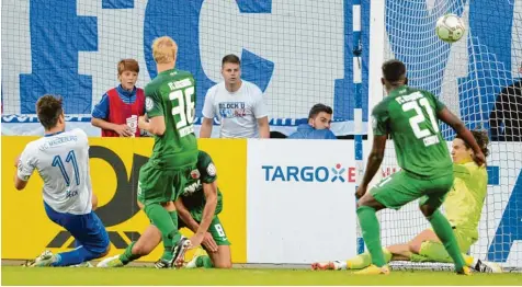  ?? Foto: Sven Simon ?? Torhüter Marwin Hitz konnte den Schuss aus kurzer Entfernung nicht halten. Der Treffer von Christian Beck in der Schlusspha­se der Partie hatte das Pokal Aus des FC Augs burg in der ersten Runde zur Folge.