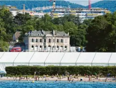  ?? Foto: dpa ?? In der längst streng abgeschirm­ten „Villa La Grange“in Genf treffen Wladimir Putin und Joe Biden am Mittwoch persönlich aufeinande­r.