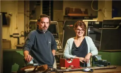  ?? FOTO SVEN DILLEN ?? Tinne Lommelen (manager VDAB) en instructeu­r Rik Vrijsen in het opleidings­centrum in de Visserstra­at in Hasselt dat volgende zomer naar Genk verhuist.