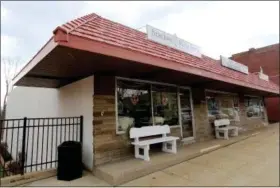  ?? JONATHAN TRESSLER — THE NEWS-HERALD ?? Madison Village’s newest business, Bracken Moss Farm, is located at 50 W. Main St. between Duffy’s Tavern and Dr. Gregg Gehring’s Family Dental Practice.