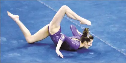  ??  ?? Este viernes se iniciaron los campeonato­s de gimnasia femenina de la Asociación Nacional Atlética Universita­ria (NCAA, por sus siglas en inglés) en San Luis Misuri, Estados Unidos. En la imagen, Hailey Burleson, originaria de Washington, durante un...