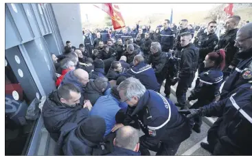  ?? (Photos Luc Boutria) ?? Les surveillan­ts pénitentia­ires ont empêché l’entrée des personnes dans la prison de Toulon-La Farlède hier matin avant d’être délogés par les gendarmes. Ils seront de nouveau mobilisés ce matin.