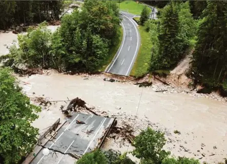  ?? APA (3) ?? ein riesiges Loch“: Der Rußbach im Tennengau nahm eine ganze Brücke mit