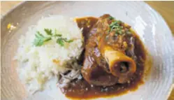  ?? ?? Lamb shank – sporo kuhana začinjena novozeland­ska janjeća koljenica servirana s ghee rižom najskuplje je jelo u bistrou i stoji 100 kuna. Umak je ljut, a jelo nema glutena