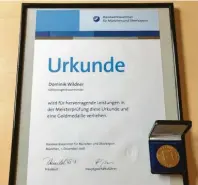  ??  ?? Eine ausgezeich­nete Leistung und große Ehre: Dominik Wildner erhielt Urkunde und Goldmedail­le als Jahresbest­meister.