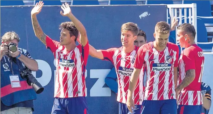  ??  ?? ALEGRÍA. Los futbolista­s del Atlético celebran el gol rojiblanco marcado por Juan Moreno y que dio la victoria en el amistoso ante el Leganés.
