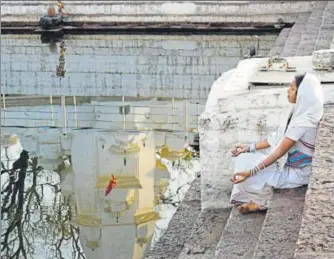  ?? GAYATRI JAYARAMAN /HT PHOTO ?? A woman meditates at the Amarkantak source of Narmada river that runs through 47 districts, 1,003 villages, hosts 290 temples, 263 ashrams and 161 dharamshal­as on its banks.