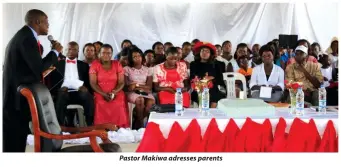  ??  ?? Pastor Makiwa adresses parents