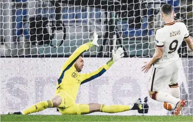  ?? Agence France-presse ?? ↑
Roma’s Edin Dzeko (right) scores an equaliser past Ajax goalkeeper Maarten Stekelenbu­rg during their Europa League quarter-final second leg match at the Olympic stadium in Rome on Thursday.