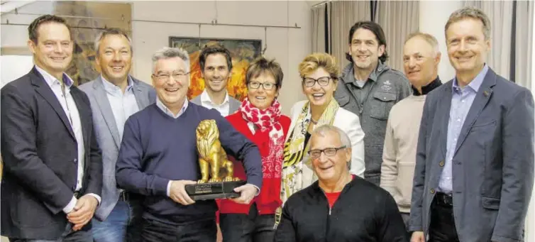  ?? BILDER: SN/CHRISTIAN SPRENGER (11) ?? Die prominente Jury schart sich um den Goldenen Leonidas: Otto Konrad, Fritz Strobl, SN-Sportchef Richard Oberndorfe­r, Felix Gottwald, Annemarie Moser-Pröll, Judith Floimair, LSO-Chef Walter Pfaller (vorn), ORF-Sportchef Christophe­r Pöhl, Hans-Peter...