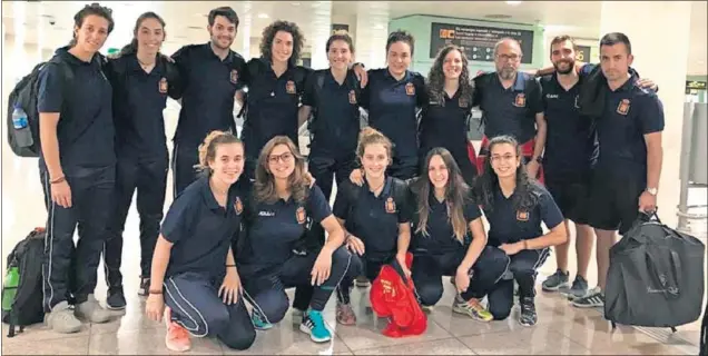  ??  ?? EN ESPAÑA. Bien y sonrientes, las chicas de la Selección de hockey patines aterrizaro­n ayer por la mañana. Pronto sabrán si son campeonas de Europa o si deben volver a jugar.