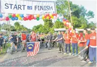  ??  ?? CABARAN BORNEO: Hasbi (enam kanan) melakukan pelepasan peserta Cabaran Berbasikal di Kampung Pahlawan semalam.